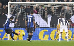 Namun, di babak kedua tim tamu bangkit dan balik memborong tiga gol yang masing-masing dihasilkan Diego Milito (dua gol) dan Rodrigo Palacio. REUTERS/Giorgio Perottino.
