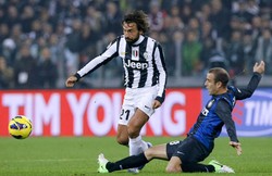 Rodrigo Palacio memotong laju bola yang digulirkan pemain tengah Juve, Andrea Pirlo. REUTERS/Alessandro Garofalo.