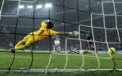 Gianluigi Buffon gagal membendung tembakan Diego Milito. REUTERS/Alessandro Garofalo.