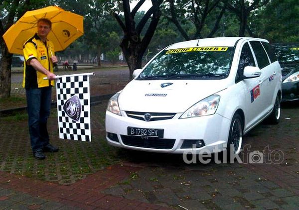 77 Mobil Proton Konvoi ke Pantai Carita