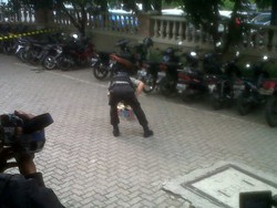 Benda Diduga Bom Buku, Dicki Diperiksa di Polres Jakbar