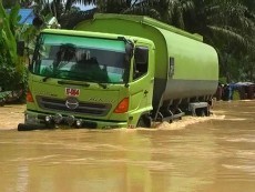 Banjir Genangi Jalinsum di Labuhan Batu Selatan Sumut