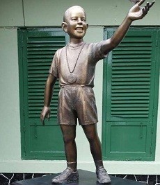 Yakin Obama Menang, SDN Besuki Menteng Poles Patung Barrys Dream
