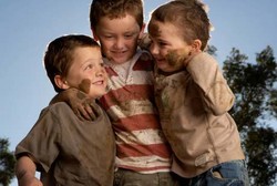 Berkotor-kotoran Baik untuk Kembangkan Kemampuan Motorik Anak