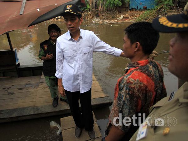 Jokowi Tinjau Kampung yang Rawan Banjir