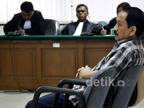 Rustam Pakaya Dituntut 5 Tahun Penjara Rustam Pakaya Dituntut 5 Tahun Penjara