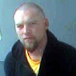 Ribut dengan Penjaga Pintu, Sam Worthington Ditahan