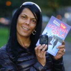 Wow! Seorang Ibu Tulis Novel Pakai BlackBerry