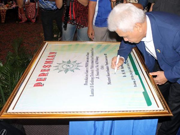 Hatta Resmikan Gedung DPW Muhammadiyah Sumbar