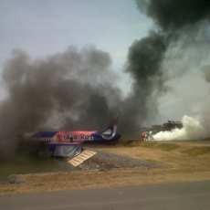 Pesawat Mendarat Darurat 7 Penumpang Tewas