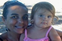 Sudah Paruh Baya Tapi Penari Ini Masih Setia Menyusui Balitanya