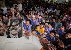 Nobar di SDN Besuki, Siswa Bersorak Sambut Kemenangan Obama