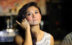 Duh! Koper Agnes Monica Dibongkar Saat di Bandara