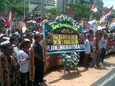 Desak 5 Rekannya Dibebaskan, Ribuan Warga Batang Geruduk Mapolda Jateng