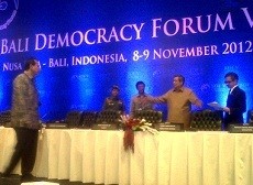 Tiba di Bali, SBY Langsung Jajal Mic Hingga Cek Kursi Arena BDF