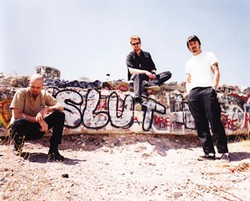 Dave Grohl Kembali Jadi Drummer Queens of the Stone Age