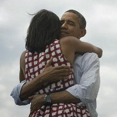 Menangi Pilpres AS, Obama Ucapkan Terima Kasih dan Peluk Istri