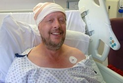 Gitaris Rock Kena Tumor Langka, Mungkinkah Gara-gara Musiknya?