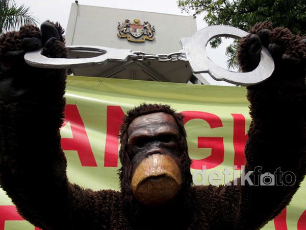 Borgol Raksasa Dibawa ke Kedubes Malaysia