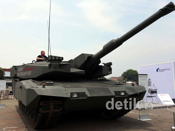 Tank Leopard Curi Perhatian Pengunjung Indo Defence