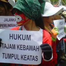 Buruh Datangi Mapolda Jatim Tuntut Temannya Dibebaskan