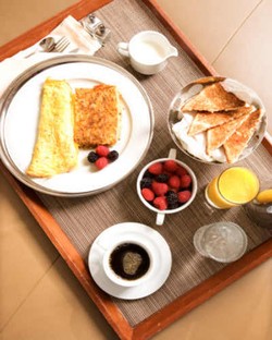 Pusing dan Nyeri Jelang Menstruasi? Ikuti Trik Makan Ini!