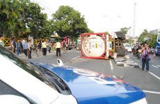 Hindari Tabrakan, Truk Tangki Gas Elpiji Terguling di Boyolali