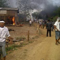 Massa Masih Berkerumun di Lokasi Kerusuhan Lampung Tengah