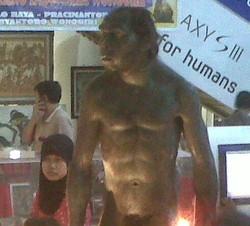 Ada Manusia Purba di Plasa Simpang Lima Semarang