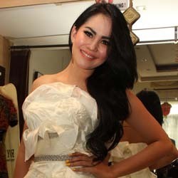 Kartika Putri Cantik Bergaun Pengantin