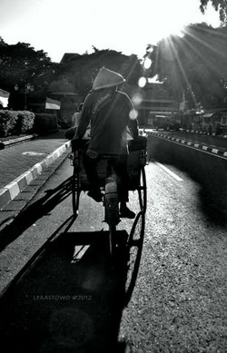 Mengayuh Becak Dengan Menantang Matahari