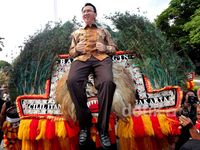 Pertama Naik Reog, Ahok Keenakan