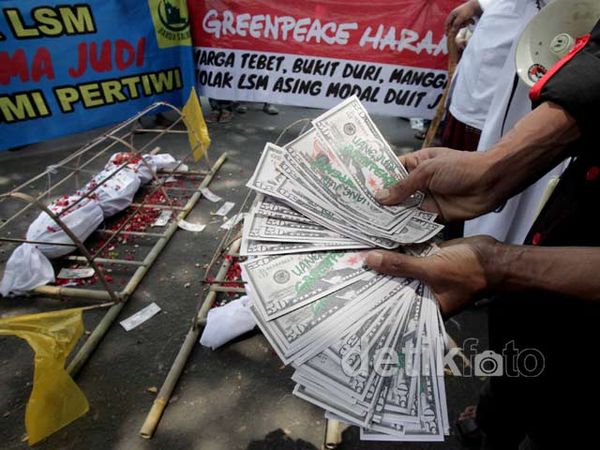 Dianggap Tertutup, Greenpeace Didemo Warga