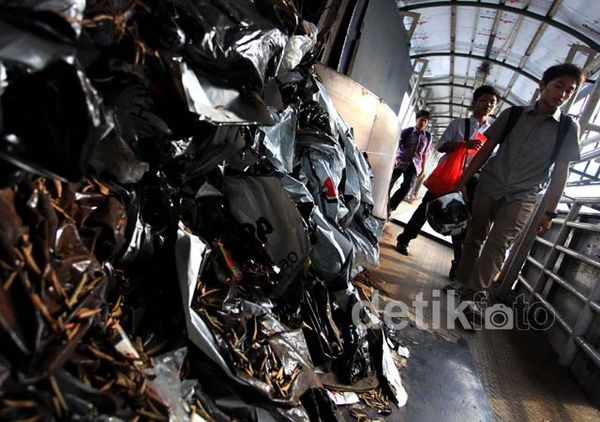 Jembatan Penyeberangan Dipenuhi Sampah