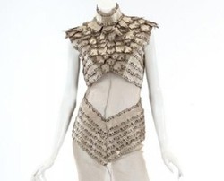 Dilelang! Gaun dengan Noda Darah Lady Gaga 