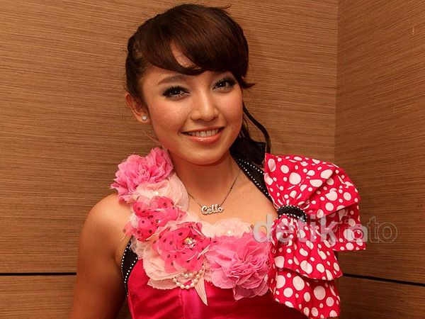 Si Pedangdut Centil Manda Cello