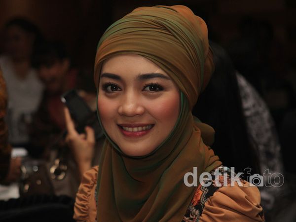 Nuri Maulida Cantik Berjilbab