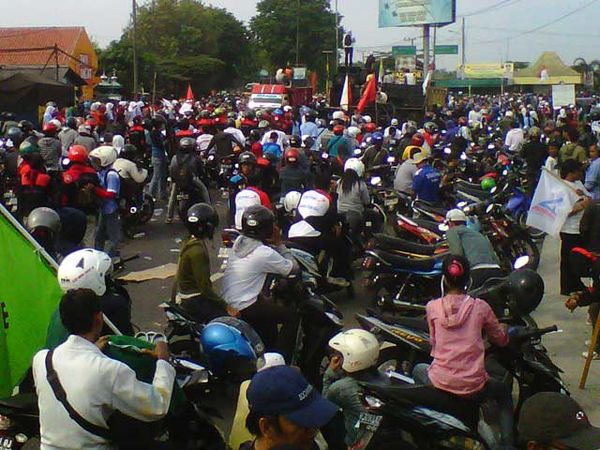 Tuntut Upah Layak, Buruh Blokir Bypass Mojokerto