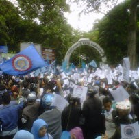 Tuntut Upah Layak, Ribuan Buruh Blokir Jalan Wastukencana