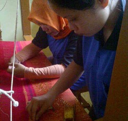 Penghuni Rutan Buat Kain Langka Siak di Riau