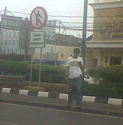 Duh! Rambu Dilarang Menyeberang di Jalur TransJ Dicuekin Pejalan Kaki