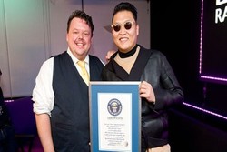 Psy Menerima Sertifikat Guiness World Record Untuk Gangnam Style