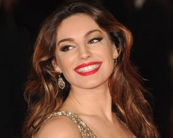 Kelly Brook Ingin Alihkan Perhatian Orang dengan Payudaranya