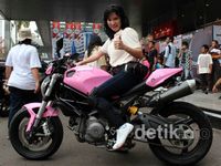Shirley Wenas, Ibu 5 Anak Penggila Ducati