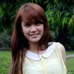 Senyum Manis Devi Eks Cherrybelle