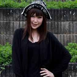 Aelke Mariska Tampil Hitam-hitam