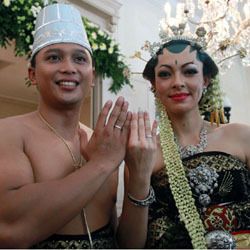 Reisa Kartikasari Resmi Jadi Istri Pangeran Reisa Kartikasari Resmi Jadi Istri Pangeran