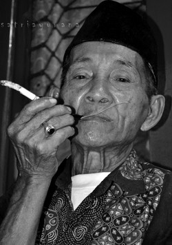 Kakek Yang Setia Menjaga Kos Tempat Ku Tinggal