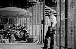 Senyuman Satpam Sirkuit