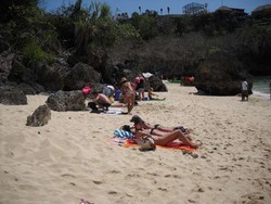 Pantai Padang-padang, Serasa di Luar Negeri!